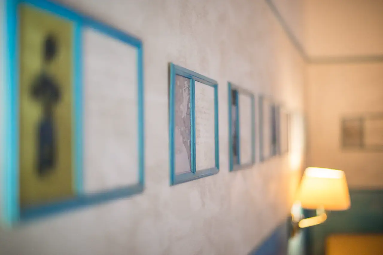 Corridoio dell’hotel con riproduzioni di mosaici ravennati alle pareti