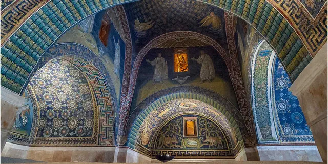 Volta stellata del Mausoleo di Galla Placidia, in tessere blu e oro