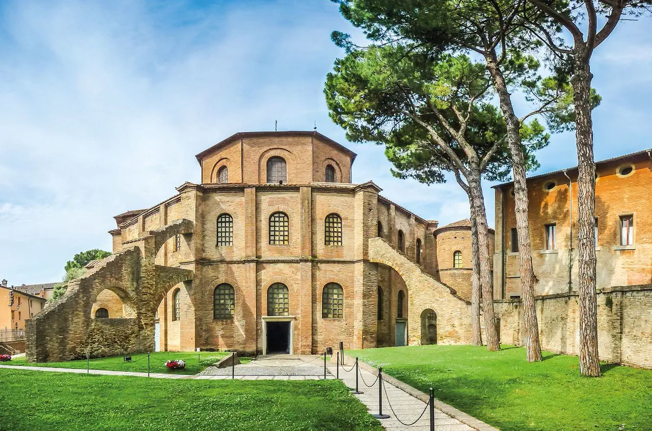 Esterno della Basilica di San Vitale a Ravenna con i pini del giardino