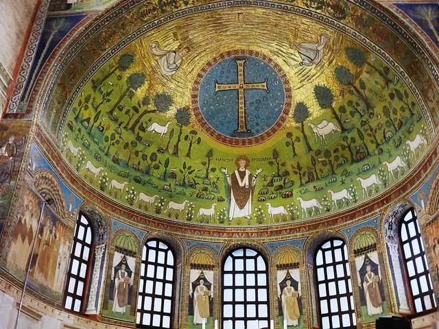 Mosaico absidale di Sant’Apollinare in Classe con la croce gemmata
