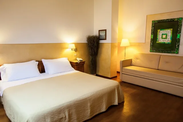 Camera Comfort con letto matrimoniale, divano e zona scrivania