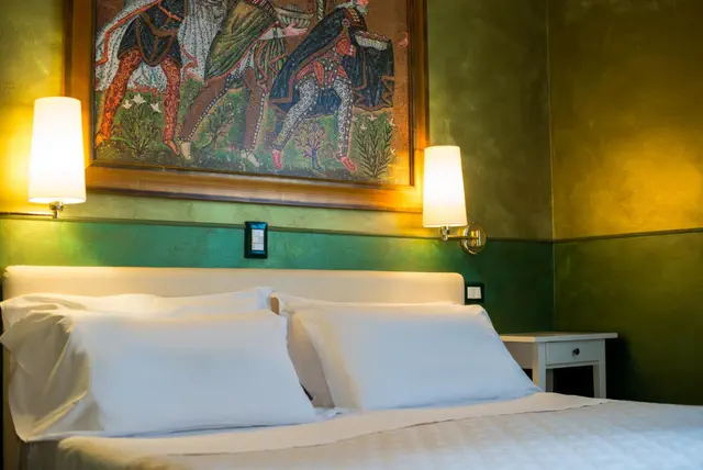 Camera Budget: letto matrimoniale con un mosaico decorativo sopra la testiera