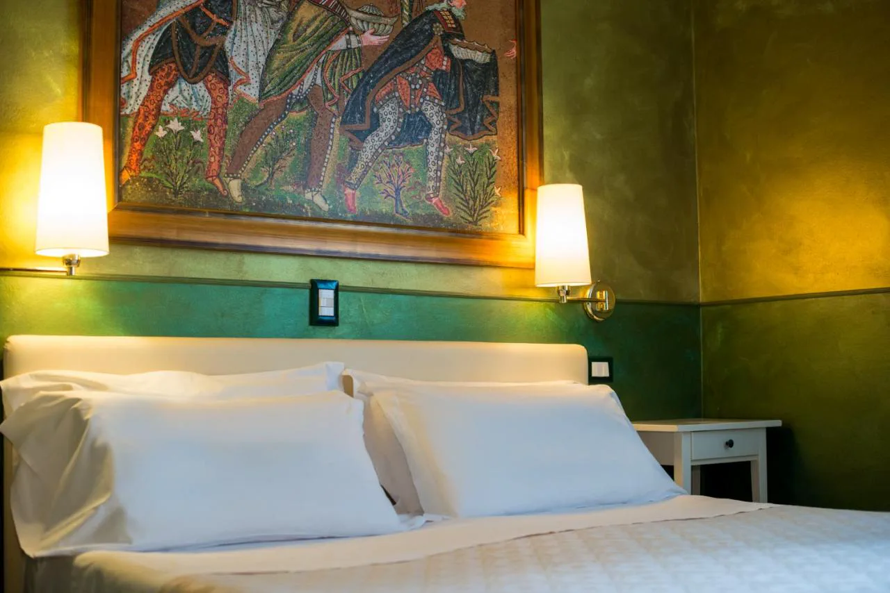 Camera Budget: letto matrimoniale con un mosaico decorativo sopra la testiera